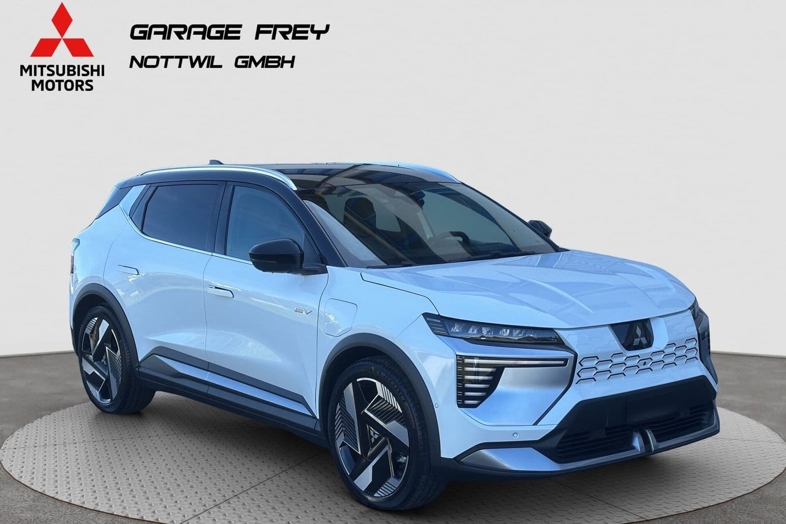 Mitsubishi Eclipse Cross Elektro in Weiss mit schwarzem Dach, Frontansicht