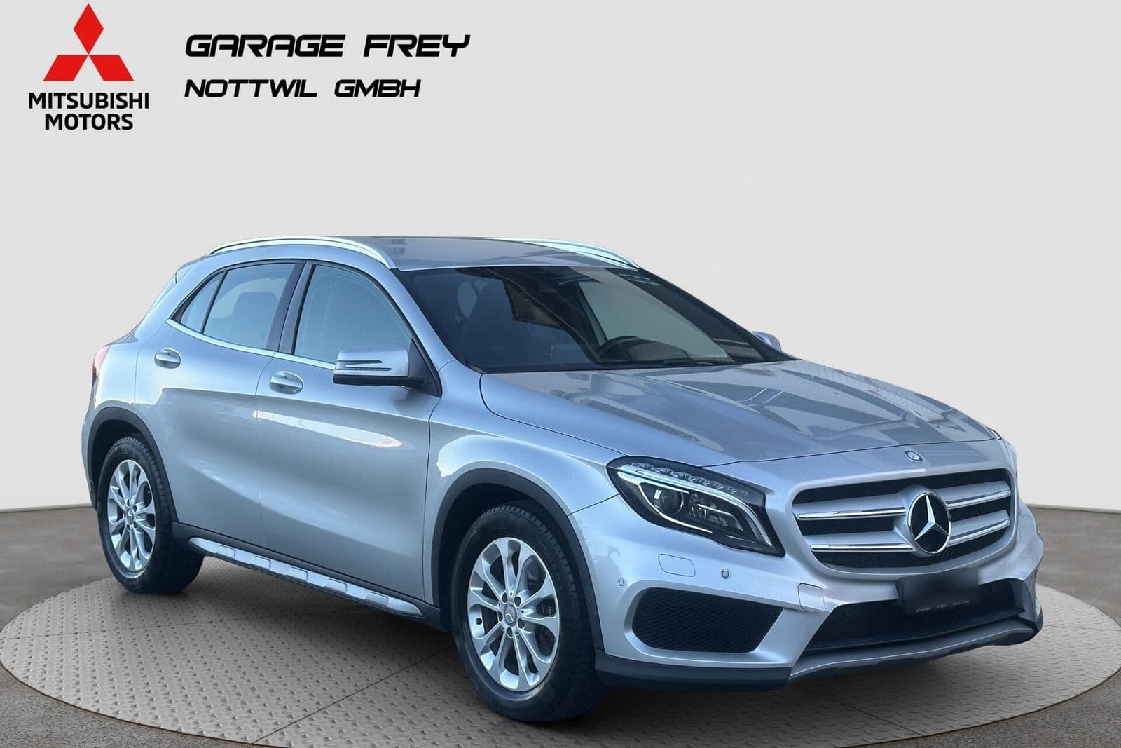 Mercedes-Benz GLA in Silber, Frontansicht