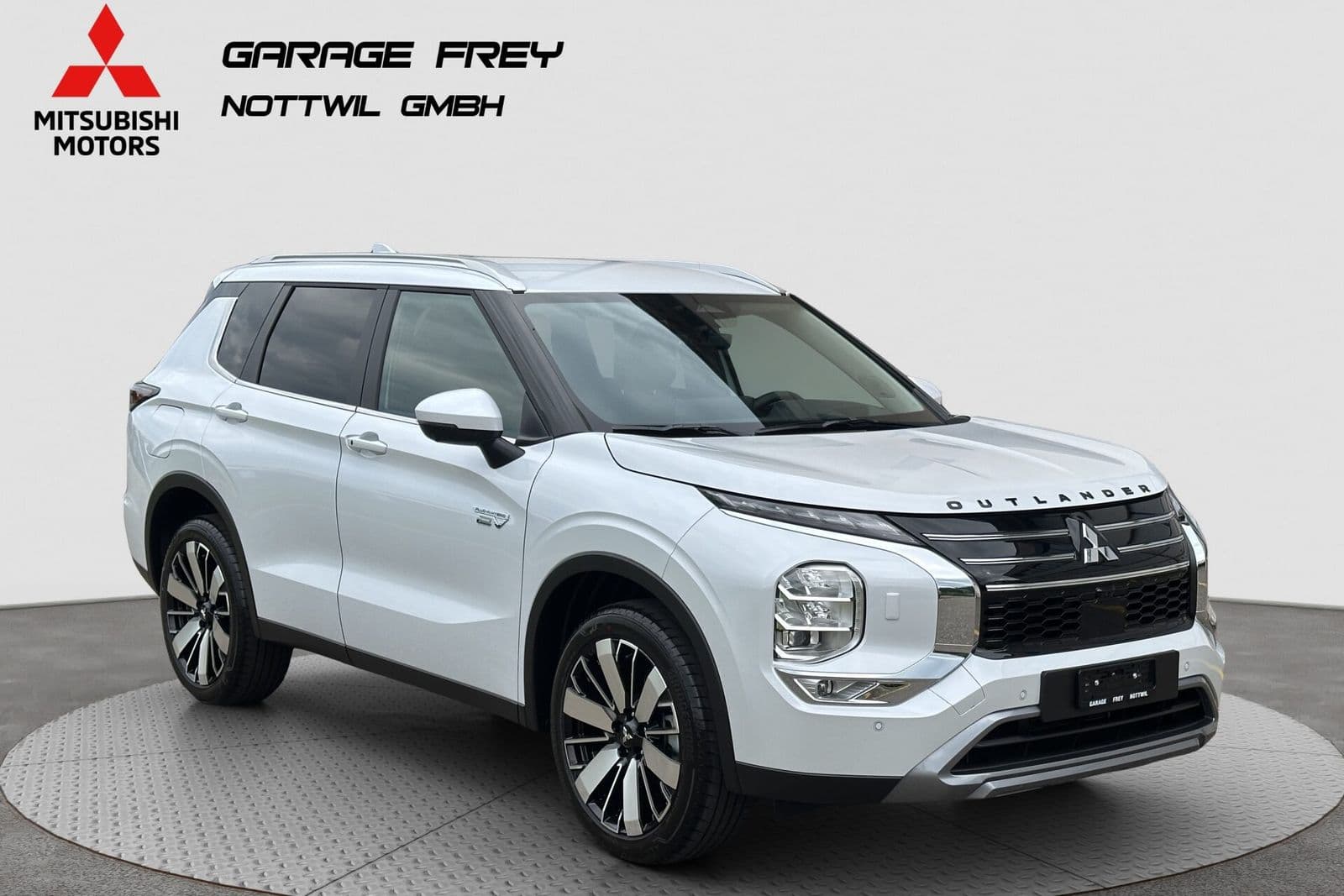 Mitsubishi Outlander PHEV in Weiss, Frontansicht