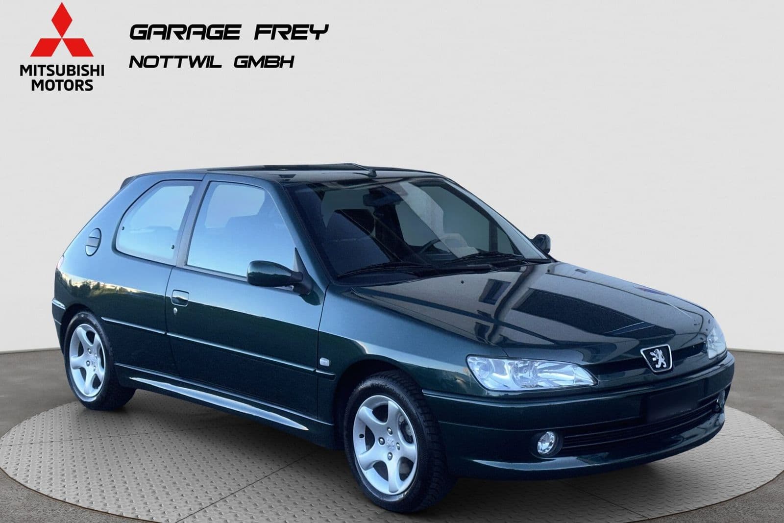 Peugeot 306 in Dunkelgrün, Frontansicht