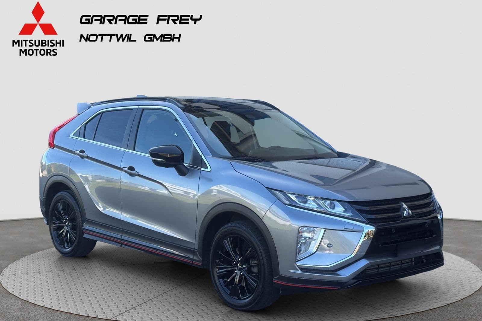 Mitsubishi Eclipse Cross in Grau mit schwarzem Dach, Frontansicht