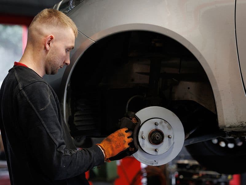 Mechaniker bei der Arbeit an einer Bremsscheibe