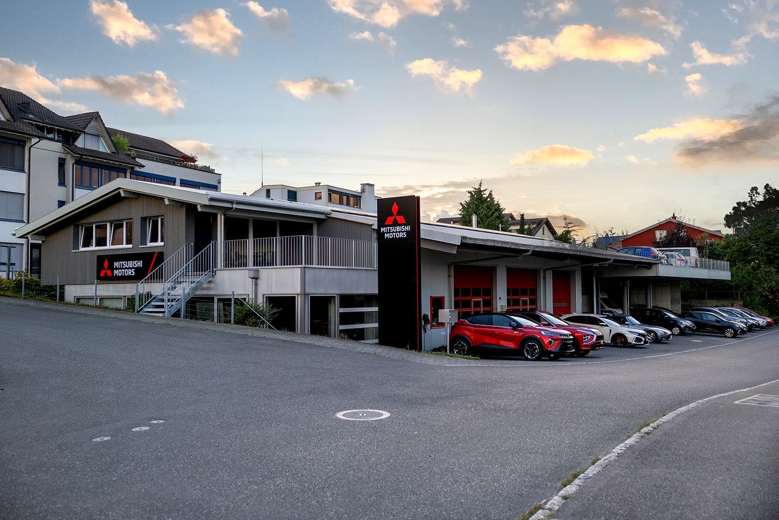 Das Betriebsgebäude der Garage Frey in Nottwil in der Abenddämmerung