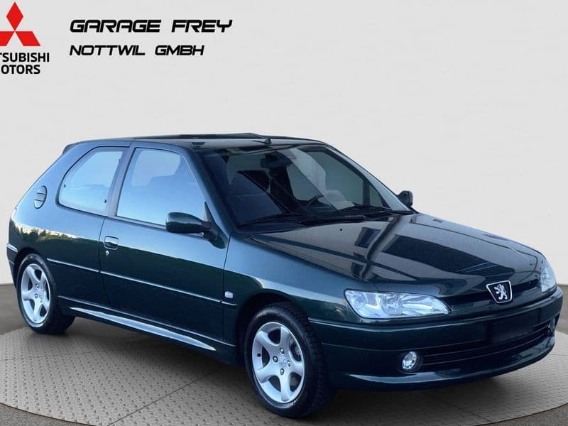Peugeot 306 in Dunkelgrün, Frontansicht
